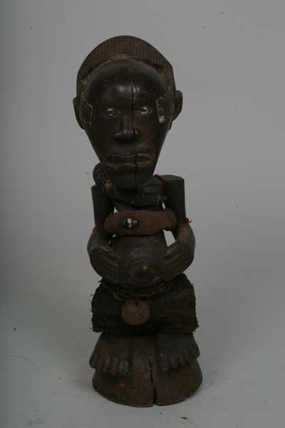 Songye ( Statue ), d`afrique : Rép.démoncratique du Congo., statuette Songye ( Statue ), masque ancien africain Songye ( Statue ), art du Rép.démoncratique du Congo. - Art Africain, collection privées Belgique. Statue africaine de la tribu des Songye ( Statue ), provenant du Rép.démoncratique du Congo., 249/466.Statue Songye h.48cm.masculine, debout sur une base circulaire,bois à patine noire;les mains reposant sur l