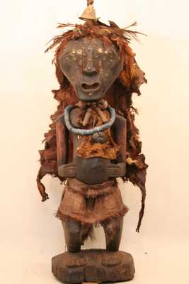 Songye ( Statue fétiche), d`afrique : Rép.démoncratique du Congo., statuette Songye ( Statue fétiche), masque ancien africain Songye ( Statue fétiche), art du Rép.démoncratique du Congo. - Art Africain, collection privées Belgique. Statue africaine de la tribu des Songye ( Statue fétiche), provenant du Rép.démoncratique du Congo., 253/467-5174;Vieux fétiche Songye,qui pleure,avec des larmes sous les yeux. h.71cm.+11cm.de corne.:bois,cauries, agglomérat rituel(plumes autour de la corne,+clochette,Dans le dos il porte une peau de singe avec des petit batons de bois  ,des grelots,deux vieux colliers de perles bleues,des cauries dans les yeux et sur le ventre.Il porte un pagne en tissu de rafia.Le fétiche date du début du 20eme sc.
fétiche fort impressionnant et puissant.(Verwilghen)

Oude songye fetisj die weent,met tranen onder de ogen.71cm.h.+11cm.hoorn. Hout,cauries,ritueel agglomeraat:pluimen rond de hoorn+een klok.Langs achter hangt een apenvel met blokjes.Hij draagt twee oude  blauwe parelsnoeren.De ogen en de navel met cauries en met magische substaties. Een pagne met vel.Begin 20ste eeuw.
















. art,culture,masque,statue,statuette,pot,ivoire,exposition,expo,masque original,masques,statues,statuettes,pots,expositions,expo,masques originaux,collectionneur d`art,art africain,culture africaine,masque africain,statue africaine,statuette africaine,pot africain,ivoire africain,exposition africain,expo africain,masque origina africainl,masques africains,statues africaines,statuettes africaines,pots africains,expositions africaines,expo africaines,masques originaux  africains,collectionneur d`art africain