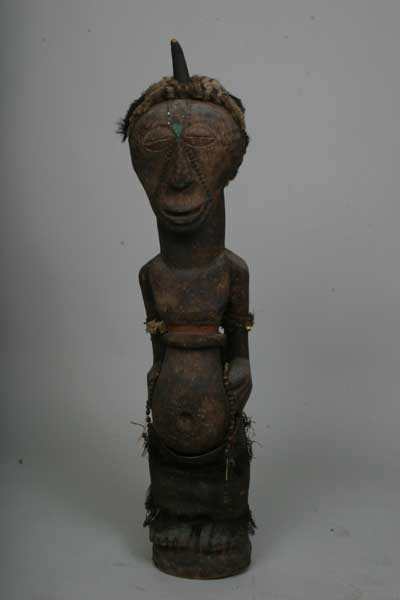 Songye ( Statue fétiche), d`afrique : Rép.démoncratique du Congo., statuette Songye ( Statue fétiche), masque ancien africain Songye ( Statue fétiche), art du Rép.démoncratique du Congo. - Art Africain, collection privées Belgique. Statue africaine de la tribu des Songye ( Statue fétiche), provenant du Rép.démoncratique du Congo., 261/472.Fétiche Songye h.103cm.+10cm.corne. Il porte une ceinture de substances magiques sur l