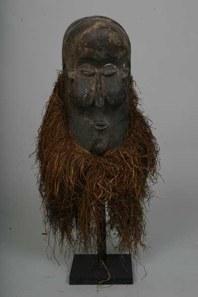 Suku-Yaka(masque), d`afrique : Rép.démoncratique du Congo., statuette Suku-Yaka(masque), masque ancien africain Suku-Yaka(masque), art du Rép.démoncratique du Congo. - Art Africain, collection privées Belgique. Statue africaine de la tribu des Suku-Yaka(masque), provenant du Rép.démoncratique du Congo., 269/474.masque Kakuungu,masque au visage joufflu allongé et ovale,les paupières baissées h.63cm.de la région plus au sud de Kasongo Lunda près de l