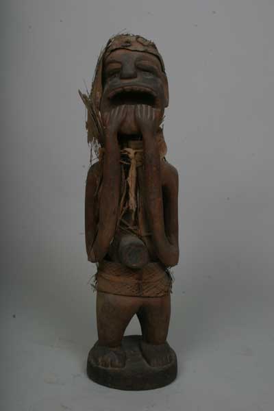 Kongo (fétiche), d`afrique : Rép.démoncratique du Congo., statuette Kongo (fétiche), masque ancien africain Kongo (fétiche), art du Rép.démoncratique du Congo. - Art Africain, collection privées Belgique. Statue africaine de la tribu des Kongo (fétiche), provenant du Rép.démoncratique du Congo., 273/475.Fétiche Kongo,h.84cm.:les deux mains posés sur le menton,la bouche ouverte et les dents supérieurs apparents.les yeux en verre.Sur le nombril un cercle fermé avec du verre contenant des charges magiques.La statue est habillée d