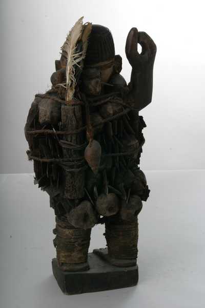 kongo ( Nkondi fétiche), d`afrique : Rép.démoncratique du Congo., statuette kongo ( Nkondi fétiche), masque ancien africain kongo ( Nkondi fétiche), art du Rép.démoncratique du Congo. - Art Africain, collection privées Belgique. Statue africaine de la tribu des kongo ( Nkondi fétiche), provenant du Rép.démoncratique du Congo., 279/106.Fétiche Congo,dans une position menacente,avec un bras levé .La main devait contenir une arme. h.54cm.Entouré de plusieurs charges magiques,des lames de fer
implantés,un morceau de branche chargée avec  des plumes,des coquilles d