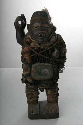 kongo ( Nkondi fétiche), d`afrique : Rép.démoncratique du Congo., statuette kongo ( Nkondi fétiche), masque ancien africain kongo ( Nkondi fétiche), art du Rép.démoncratique du Congo. - Art Africain, collection privées Belgique. Statue africaine de la tribu des kongo ( Nkondi fétiche), provenant du Rép.démoncratique du Congo., 279/106.Fétiche Congo,dans une position menacente,avec un bras levé .La main devait contenir une arme. h.54cm.Entouré de plusieurs charges magiques,des lames de fer
implantés,un morceau de branche chargée avec  des plumes,des coquilles d