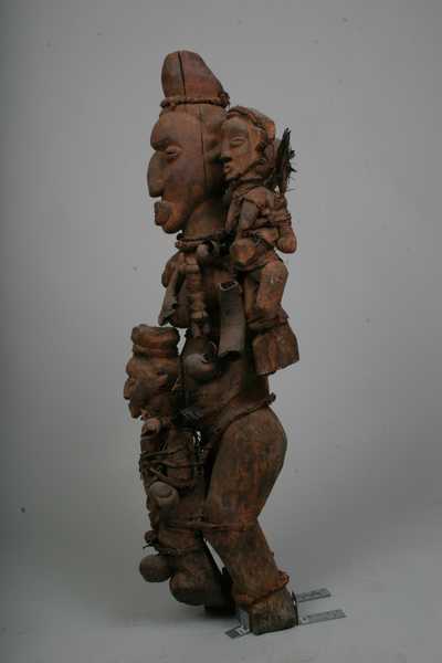 Yaka.(fétiche), d`afrique : Rép.démoncratique du Congo., statuette Yaka.(fétiche), masque ancien africain Yaka.(fétiche), art du Rép.démoncratique du Congo. - Art Africain, collection privées Belgique. Statue africaine de la tribu des Yaka.(fétiche), provenant du Rép.démoncratique du Congo., 281/478.Fétiche principal Yaka h.120cm., renforsé de trois fétiches assez importants; tous avec une patine crouteuse rouge et des produits magiques.Le fétiche principal porte trois colliers en fibres d