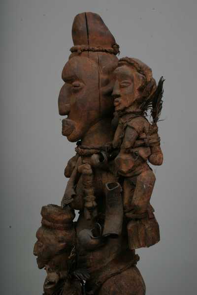 Yaka.(fétiche), d`afrique : Rép.démoncratique du Congo., statuette Yaka.(fétiche), masque ancien africain Yaka.(fétiche), art du Rép.démoncratique du Congo. - Art Africain, collection privées Belgique. Statue africaine de la tribu des Yaka.(fétiche), provenant du Rép.démoncratique du Congo., 281/478.Fétiche principal Yaka h.120cm., renforsé de trois fétiches assez importants; tous avec une patine crouteuse rouge et des produits magiques.Le fétiche principal porte trois colliers en fibres d