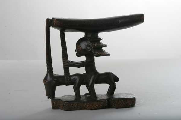 luba(repose tête), d`afrique : Rép.démoncratique du Congo., statuette luba(repose tête), masque ancien africain luba(repose tête), art du Rép.démoncratique du Congo. - Art Africain, collection privées Belgique. Statue africaine de la tribu des luba(repose tête), provenant du Rép.démoncratique du Congo., 295/108.Appuie-tête Luba atelier de KINKONDJA.Les coiffures complexes et substiles des Luba étaient protégées la nuit par les appuie-tête sculpté.L