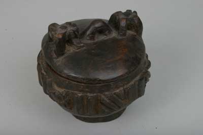 Bamoun(pot), d`afrique : Cameroun, statuette Bamoun(pot), masque ancien africain Bamoun(pot), art du Cameroun - Art Africain, collection privées Belgique. Statue africaine de la tribu des Bamoun(pot), provenant du Cameroun, 298/775.Pot avec couvercle en bois à pigment noir h.t.17,5cm.x diam.18cm.La boîte
sans couvercle 12cm.Le couvercle a une poignée entourée de d