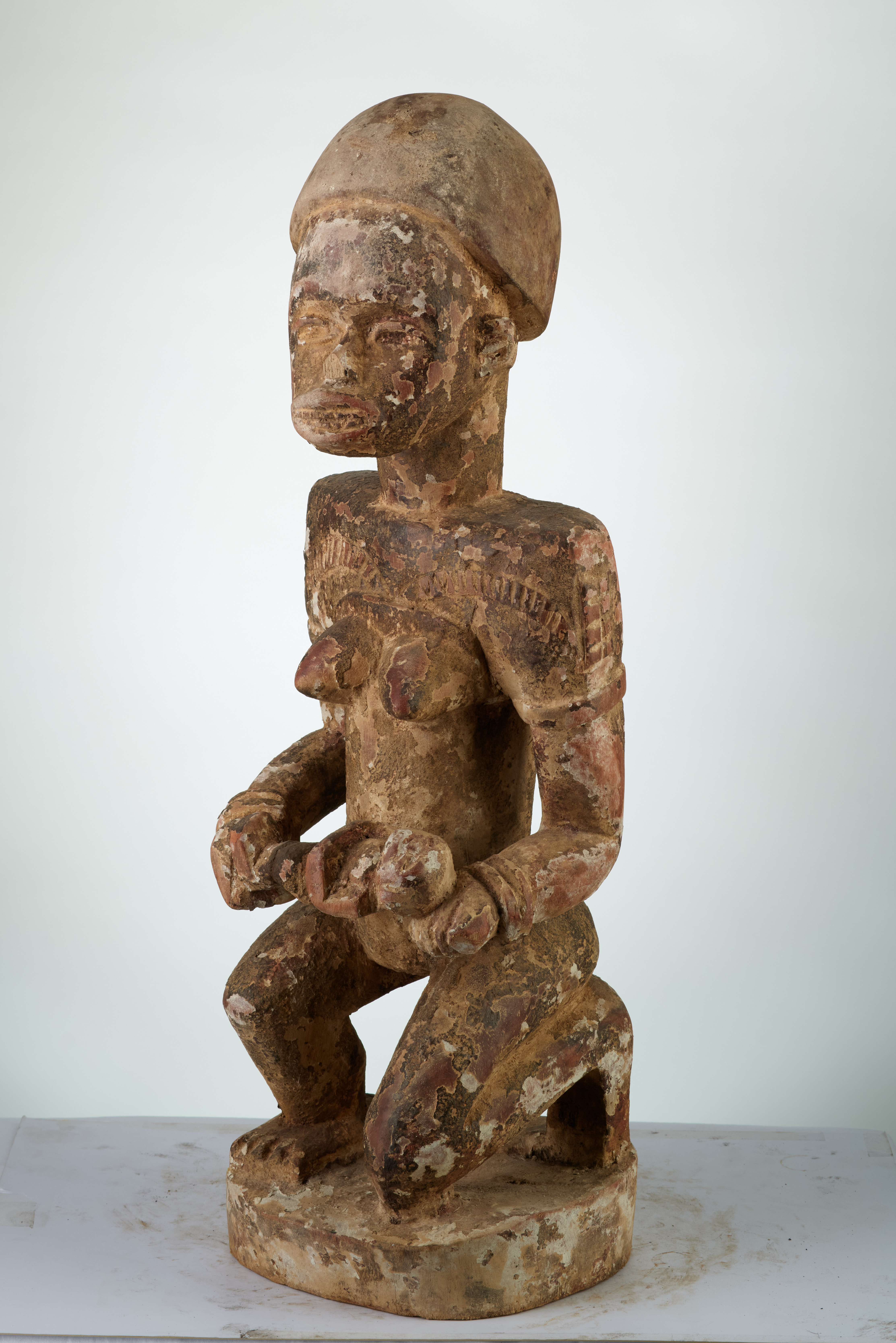 Kongo.(statue), d`afrique : Rép.démoncratique du Congo., statuette Kongo.(statue), masque ancien africain Kongo.(statue), art du Rép.démoncratique du Congo. - Art Africain, collection privées Belgique. Statue africaine de la tribu des Kongo.(statue), provenant du Rép.démoncratique du Congo., 313/486.Maternité Kongo yombe.Femme ancêtre ayant une jambe à genou ,l