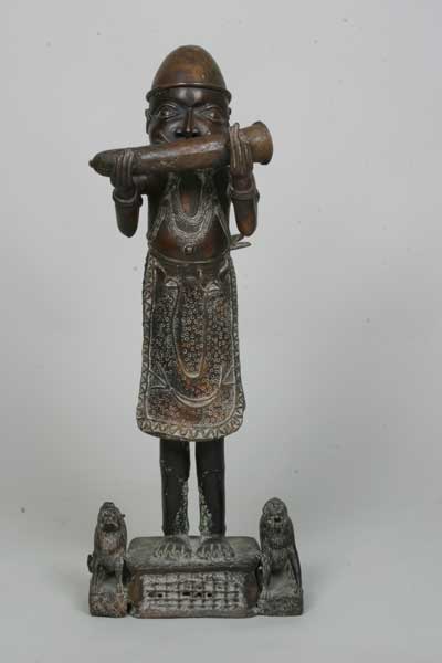    br.  Benin (statue), d`afrique : Nigéria., statuette    br.  Benin (statue), masque ancien africain    br.  Benin (statue), art du Nigéria. - Art Africain, collection privées Belgique. Statue africaine de la tribu des    br.  Benin (statue), provenant du Nigéria., 321/488.Sonneur royal de trompe du Bénin h.t.89cm;le socle 10cm.Le grand bronze du Bénin représente un dignitaire de la cour de l