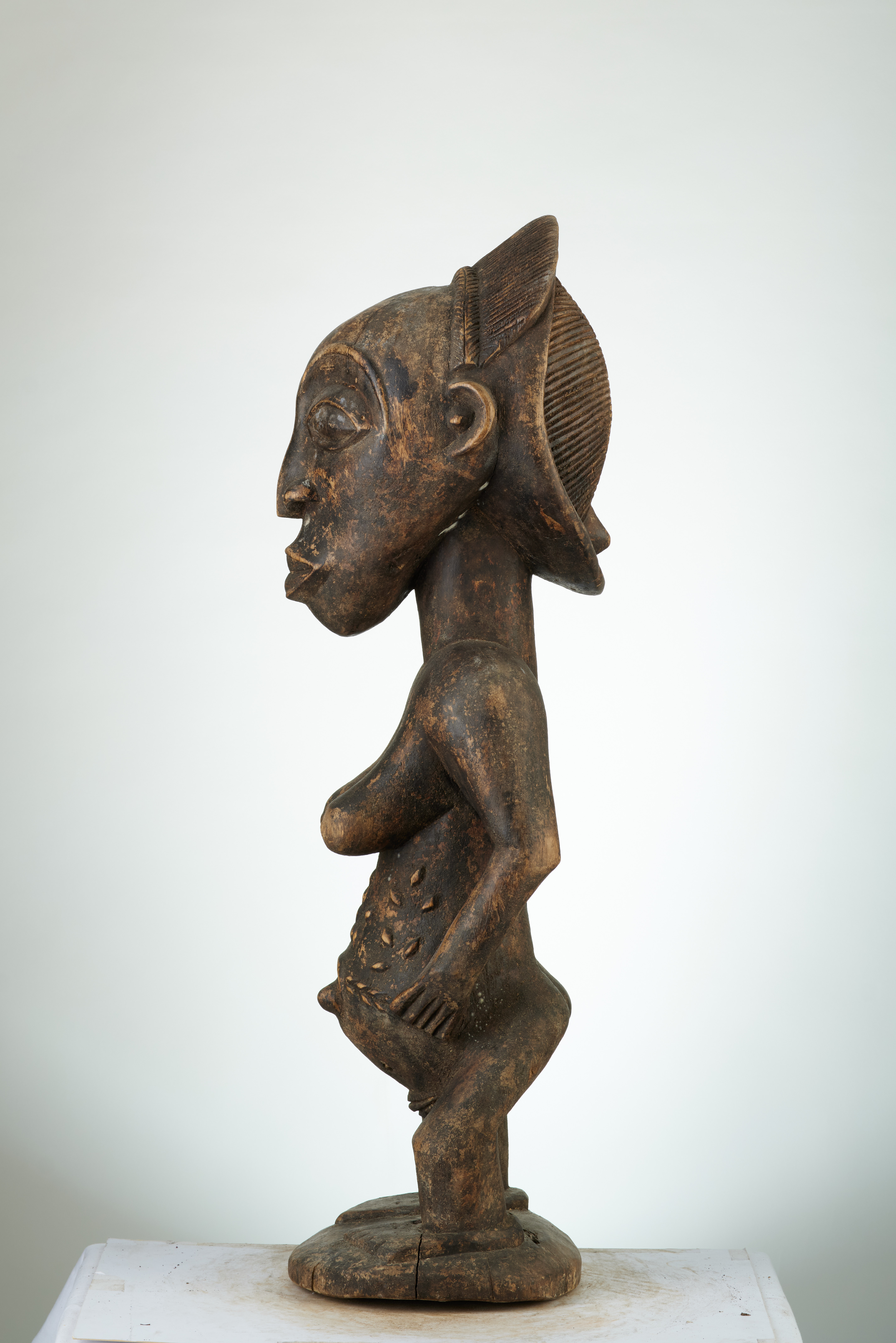 HEMBA (statue ), d`afrique : Rép.démoncratique du Congo., statuette HEMBA (statue ), masque ancien africain HEMBA (statue ), art du Rép.démoncratique du Congo. - Art Africain, collection privées Belgique. Statue africaine de la tribu des HEMBA (statue ), provenant du Rép.démoncratique du Congo., 33/190.Statue de fertilité Hemba, représentant une femme ancêtre enceinte, debout les deux mains posés sur l