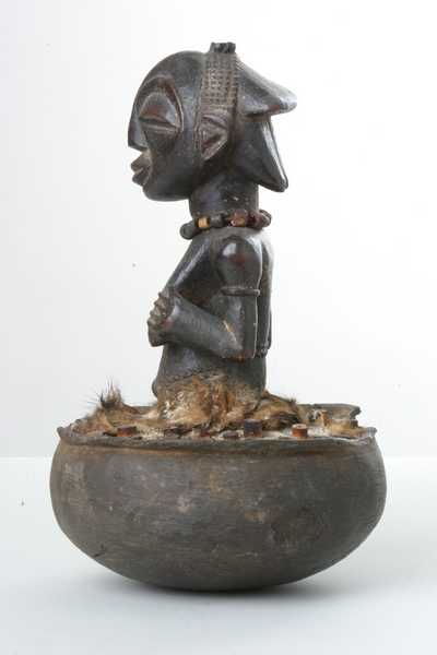 LUBA (statue fétiche), d`afrique : Rép.démoncratique du Congo., statuette LUBA (statue fétiche), masque ancien africain LUBA (statue fétiche), art du Rép.démoncratique du Congo. - Art Africain, collection privées Belgique. Statue africaine de la tribu des LUBA (statue fétiche), provenant du Rép.démoncratique du Congo., 333/5. Pièce exceptionnelle très rare: Récipiant 