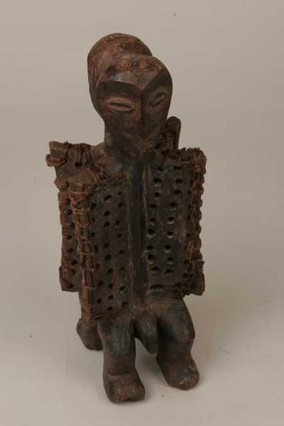 Lega (statue), d`afrique : Rép.démoncratique du Congo., statuette Lega (statue), masque ancien africain Lega (statue), art du Rép.démoncratique du Congo. - Art Africain, collection privées Belgique. Statue africaine de la tribu des Lega (statue), provenant du Rép.démoncratique du Congo., 338/65.Statue Janus homme et femme dos à dos.Chacun avec sa tête,son corps à planches percées et entourés de cordes,son sexe et ses deux jambes.Le tout à patine foncée. h.43cm.La statue fait penser aux statues KATANDA,MAT et rappelle la personnalisation de Katanda;les femmes initiées de haut rang,qui sont liées pour la vie à leur homme (mari)et on attend d