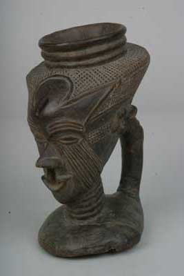 Dengese (coupe), d`afrique : Rép.démoncratique du Congo., statuette Dengese (coupe), masque ancien africain Dengese (coupe), art du Rép.démoncratique du Congo. - Art Africain, collection privées Belgique. Statue africaine de la tribu des Dengese (coupe), provenant du Rép.démoncratique du Congo., 342/796.Coupe à vin de palme Dengese h.19cm.
Tête royale Dengese avec la coiffure et les scarifications .1ère moitié du 20eme sc.(Minga)

Dengese :Palmwijnbeker ,met typisch koninglijk Dengese gezicht.1ste helft 20ste eeuw.19cm.h.donkere patina.






. art,culture,masque,statue,statuette,pot,ivoire,exposition,expo,masque original,masques,statues,statuettes,pots,expositions,expo,masques originaux,collectionneur d`art,art africain,culture africaine,masque africain,statue africaine,statuette africaine,pot africain,ivoire africain,exposition africain,expo africain,masque origina africainl,masques africains,statues africaines,statuettes africaines,pots africains,expositions africaines,expo africaines,masques originaux  africains,collectionneur d`art africain