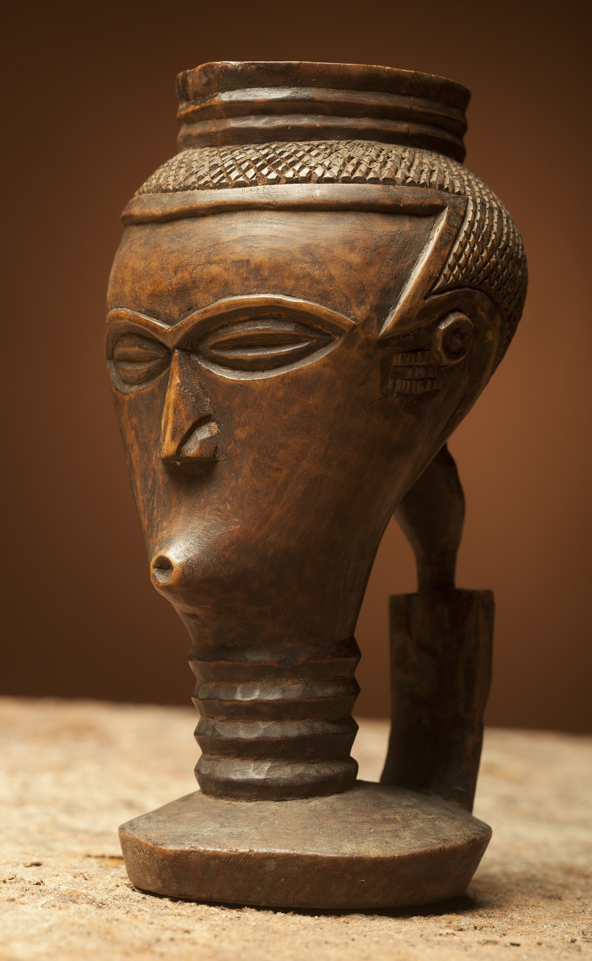 Kuba-Lele (coupe), d`afrique : Rép.démoncratique du Congo., statuette Kuba-Lele (coupe), masque ancien africain Kuba-Lele (coupe), art du Rép.démoncratique du Congo. - Art Africain, collection privées Belgique. Statue africaine de la tribu des Kuba-Lele (coupe), provenant du Rép.démoncratique du Congo., 350/800 Coupe Kuba-bashilele h.20cm.La poignée représente un homme,les bras croisé
Au-dessus de la poignée se trouve le dessins Kuba Imbol.Les Lelés sculptent des objets de prestige et sont fortement influencés par le style des Kuba.,dont il disent avoir la même descendance.(Minga)

Bashilele mensenkop beker:20cm.h.De handvat stelt een man voor met gekruiste armen. Boven de handvat is een Imbol Kuba tekening.
De Lele beeldhouwen veel prestige stukken en zijn onder de invloed van de Kuba waarvan ze dezelfde afstamming zouden hebben.1ste helft 20ste eeuw.





. art,culture,masque,statue,statuette,pot,ivoire,exposition,expo,masque original,masques,statues,statuettes,pots,expositions,expo,masques originaux,collectionneur d`art,art africain,culture africaine,masque africain,statue africaine,statuette africaine,pot africain,ivoire africain,exposition africain,expo africain,masque origina africainl,masques africains,statues africaines,statuettes africaines,pots africains,expositions africaines,expo africaines,masques originaux  africains,collectionneur d`art africain