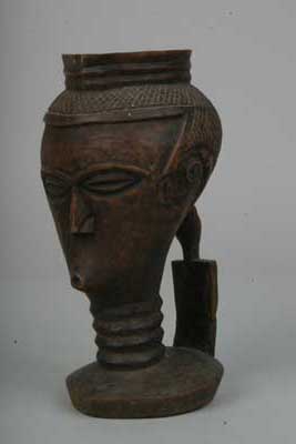 Kuba-Lele (coupe), d`afrique : Rép.démoncratique du Congo., statuette Kuba-Lele (coupe), masque ancien africain Kuba-Lele (coupe), art du Rép.démoncratique du Congo. - Art Africain, collection privées Belgique. Statue africaine de la tribu des Kuba-Lele (coupe), provenant du Rép.démoncratique du Congo., 350/800 Coupe Kuba-bashilele h.20cm.La poignée représente un homme,les bras croisé
Au-dessus de la poignée se trouve le dessins Kuba Imbol.Les Lelés sculptent des objets de prestige et sont fortement influencés par le style des Kuba.,dont il disent avoir la même descendance.(Minga)

Bashilele mensenkop beker:20cm.h.De handvat stelt een man voor met gekruiste armen. Boven de handvat is een Imbol Kuba tekening.
De Lele beeldhouwen veel prestige stukken en zijn onder de invloed van de Kuba waarvan ze dezelfde afstamming zouden hebben.1ste helft 20ste eeuw.





. art,culture,masque,statue,statuette,pot,ivoire,exposition,expo,masque original,masques,statues,statuettes,pots,expositions,expo,masques originaux,collectionneur d`art,art africain,culture africaine,masque africain,statue africaine,statuette africaine,pot africain,ivoire africain,exposition africain,expo africain,masque origina africainl,masques africains,statues africaines,statuettes africaines,pots africains,expositions africaines,expo africaines,masques originaux  africains,collectionneur d`art africain