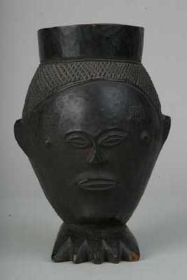 Bashilele-Lele (coupe), d`afrique : Rép.démoncratique du Congo., statuette Bashilele-Lele (coupe), masque ancien africain Bashilele-Lele (coupe), art du Rép.démoncratique du Congo. - Art Africain, collection privées Belgique. Statue africaine de la tribu des Bashilele-Lele (coupe), provenant du Rép.démoncratique du Congo., 358/804.Coupe de vin de palme,Bashilele h.21cm., en forme de tête humaine,avec une poignée dans la nuque.Des scarifications autour des tempes,deux petites oreilles.Le socle formé d