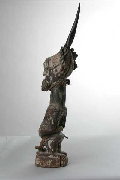 Songye ( Statue fétiche), d`afrique : Rép.démoncratique du Congo., statuette Songye ( Statue fétiche), masque ancien africain Songye ( Statue fétiche), art du Rép.démoncratique du Congo. - Art Africain, collection privées Belgique. Statue africaine de la tribu des Songye ( Statue fétiche), provenant du Rép.démoncratique du Congo., 360/66 Très vieux fétiche Songye h.45cm. +17cm.de corne,les deux mains posés sur l