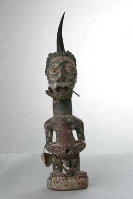 Songye ( Statue fétiche), d`afrique : Rép.démoncratique du Congo., statuette Songye ( Statue fétiche), masque ancien africain Songye ( Statue fétiche), art du Rép.démoncratique du Congo. - Art Africain, collection privées Belgique. Statue africaine de la tribu des Songye ( Statue fétiche), provenant du Rép.démoncratique du Congo., 360/66 Très vieux fétiche Songye h.45cm. +17cm.de corne,les deux mains posés sur l