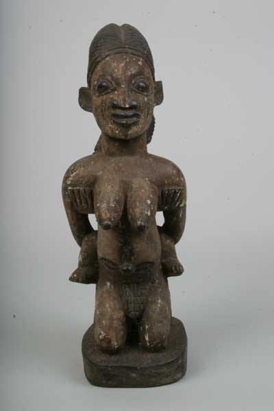 Youruba (femme), d`afrique : Nigéria., statuette Youruba (femme), masque ancien africain Youruba (femme), art du Nigéria. - Art Africain, collection privées Belgique. Statue africaine de la tribu des Youruba (femme), provenant du Nigéria., 363/348.Maternité youruba.h.41cm.Femme ancêtre agenouillée portant son enfant sur le dos.1ère moitié du 20eme sc. V.P.. art,culture,masque,statue,statuette,pot,ivoire,exposition,expo,masque original,masques,statues,statuettes,pots,expositions,expo,masques originaux,collectionneur d`art,art africain,culture africaine,masque africain,statue africaine,statuette africaine,pot africain,ivoire africain,exposition africain,expo africain,masque origina africainl,masques africains,statues africaines,statuettes africaines,pots africains,expositions africaines,expo africaines,masques originaux  africains,collectionneur d`art africain