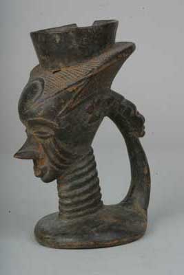 Dengese (coupe), d`afrique : Rép.démoncratique du Congo., statuette Dengese (coupe), masque ancien africain Dengese (coupe), art du Rép.démoncratique du Congo. - Art Africain, collection privées Belgique. Statue africaine de la tribu des Dengese (coupe), provenant du Rép.démoncratique du Congo., 364/806.objet de prestige,coupe de vin de palme en bois à patine foncée.La découpe de la coiffure,le visage et le cou annelé sont typiquement Dengese.La hanse est décorée d