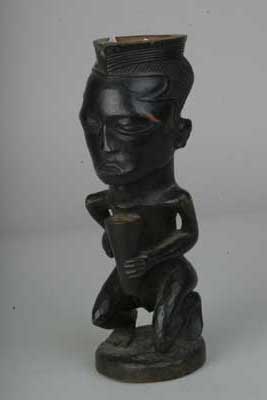 Kuba(coupe), d`afrique : Rép.démoncratique du Congo., statuette Kuba(coupe), masque ancien africain Kuba(coupe), art du Rép.démoncratique du Congo. - Art Africain, collection privées Belgique. Statue africaine de la tribu des Kuba(coupe), provenant du Rép.démoncratique du Congo., 378/813.Petite statue en forme de coupe H.24cm.Sculpté par le sculpteur PONGO et fait en bois mutotchi ou ilonchi.Homme Bi-sexuel agenouillé sur un genoux,tenant une coupe en main,ayant une très grosse tête où est creusé la coupe à boire.(Minga)

Beker in vorm van een beeld 24cm.h.door de beeldhouwer PONG gemaakt in mutotchi of ilonchi hout.Tweeslachtig wezen (hermaphrodite),geknield met een beker in de hand.Een groot hoofd waarin de drinkbeker is uitgehold. 











. art,culture,masque,statue,statuette,pot,ivoire,exposition,expo,masque original,masques,statues,statuettes,pots,expositions,expo,masques originaux,collectionneur d`art,art africain,culture africaine,masque africain,statue africaine,statuette africaine,pot africain,ivoire africain,exposition africain,expo africain,masque origina africainl,masques africains,statues africaines,statuettes africaines,pots africains,expositions africaines,expo africaines,masques originaux  africains,collectionneur d`art africain