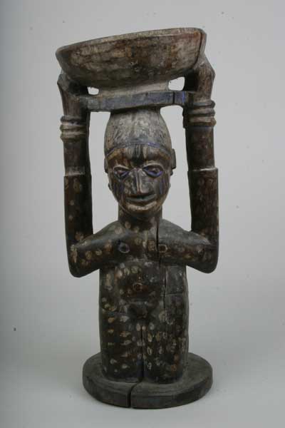 Yorouba.(statue), d`afrique : Nigéria, statuette Yorouba.(statue), masque ancien africain Yorouba.(statue), art du Nigéria - Art Africain, collection privées Belgique. Statue africaine de la tribu des Yorouba.(statue), provenant du Nigéria, 385/508.Statue Yorouba du culte Sango.Homme agenouillé portant une coupe sur sa tête. H.55cm.Ce culte a généré un nombre de statues agenouillées,portant une coupe en signe de dévotion.cette statue forme un couple avec le n°389.Très vieille statue.19eme sc.(V.P.). art,culture,masque,statue,statuette,pot,ivoire,exposition,expo,masque original,masques,statues,statuettes,pots,expositions,expo,masques originaux,collectionneur d`art,art africain,culture africaine,masque africain,statue africaine,statuette africaine,pot africain,ivoire africain,exposition africain,expo africain,masque origina africainl,masques africains,statues africaines,statuettes africaines,pots africains,expositions africaines,expo africaines,masques originaux  africains,collectionneur d`art africain