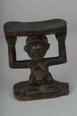 luba(repose tête), d`afrique : Rép.démoncratique du Congo., statuette luba(repose tête), masque ancien africain luba(repose tête), art du Rép.démoncratique du Congo. - Art Africain, collection privées Belgique. Statue africaine de la tribu des luba(repose tête), provenant du Rép.démoncratique du Congo., 388/817.Repose tête;femme debout les deux bras levés pour soutenir le plateau.Elle porte des scarifications sur le ventre et au dessus du pubis.millieu du 20eme sc. 
Très belle patine.h.16cm.(Minga)


Hoofdsteunrust: ,geknielde vrouw die een schaal ondersteunt met haar hoofd en opgeheven handen.Ze draagt scarificaties op het lichaam. en boven haar pubis.Midden 20ste eeuw.16cm.h.







. art,culture,masque,statue,statuette,pot,ivoire,exposition,expo,masque original,masques,statues,statuettes,pots,expositions,expo,masques originaux,collectionneur d`art,art africain,culture africaine,masque africain,statue africaine,statuette africaine,pot africain,ivoire africain,exposition africain,expo africain,masque origina africainl,masques africains,statues africaines,statuettes africaines,pots africains,expositions africaines,expo africaines,masques originaux  africains,collectionneur d`art africain