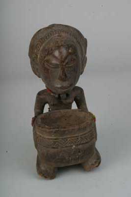 Luba (porteur de coupe), d`afrique : Rép.démoncratique du Congo., statuette Luba (porteur de coupe), masque ancien africain Luba (porteur de coupe), art du Rép.démoncratique du Congo. - Art Africain, collection privées Belgique. Statue africaine de la tribu des Luba (porteur de coupe), provenant du Rép.démoncratique du Congo., 392/819.Très ancienne et belle petite statue Luba. H.22cm..Porteuse de coupe agenouillée tenant une coupe des deux mains.Elle porte des très vieux colliers de perles sur tout le corps.Elle porte un diadème frontal décoré.La coiffure est composée de deux doubles tresses lignées en forme de croix,dont l