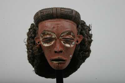 tchokwe (masque), d`afrique : Rép.démoncratique du Congo., statuette tchokwe (masque), masque ancien africain tchokwe (masque), art du Rép.démoncratique du Congo. - Art Africain, collection privées Belgique. Statue africaine de la tribu des tchokwe (masque), provenant du Rép.démoncratique du Congo., 397/511.Mukishi wa Mwana Pwo.Ce masque montre le visage d