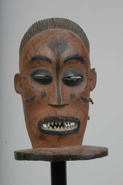 Tchokwé(masque), d`afrique : Rép.démoncratique du Congo., statuette Tchokwé(masque), masque ancien africain Tchokwé(masque), art du Rép.démoncratique du Congo. - Art Africain, collection privées Belgique. Statue africaine de la tribu des Tchokwé(masque), provenant du Rép.démoncratique du Congo., 427/355.Masque masculin CIHONGO,symbolise la puissance et la richesse.H.25cm.Masque en bois recouvert de pigments rouge,noir et blanc,avec une barbe horizontale et de grands yeux globuleux.Le porteur du masque, se couvre d