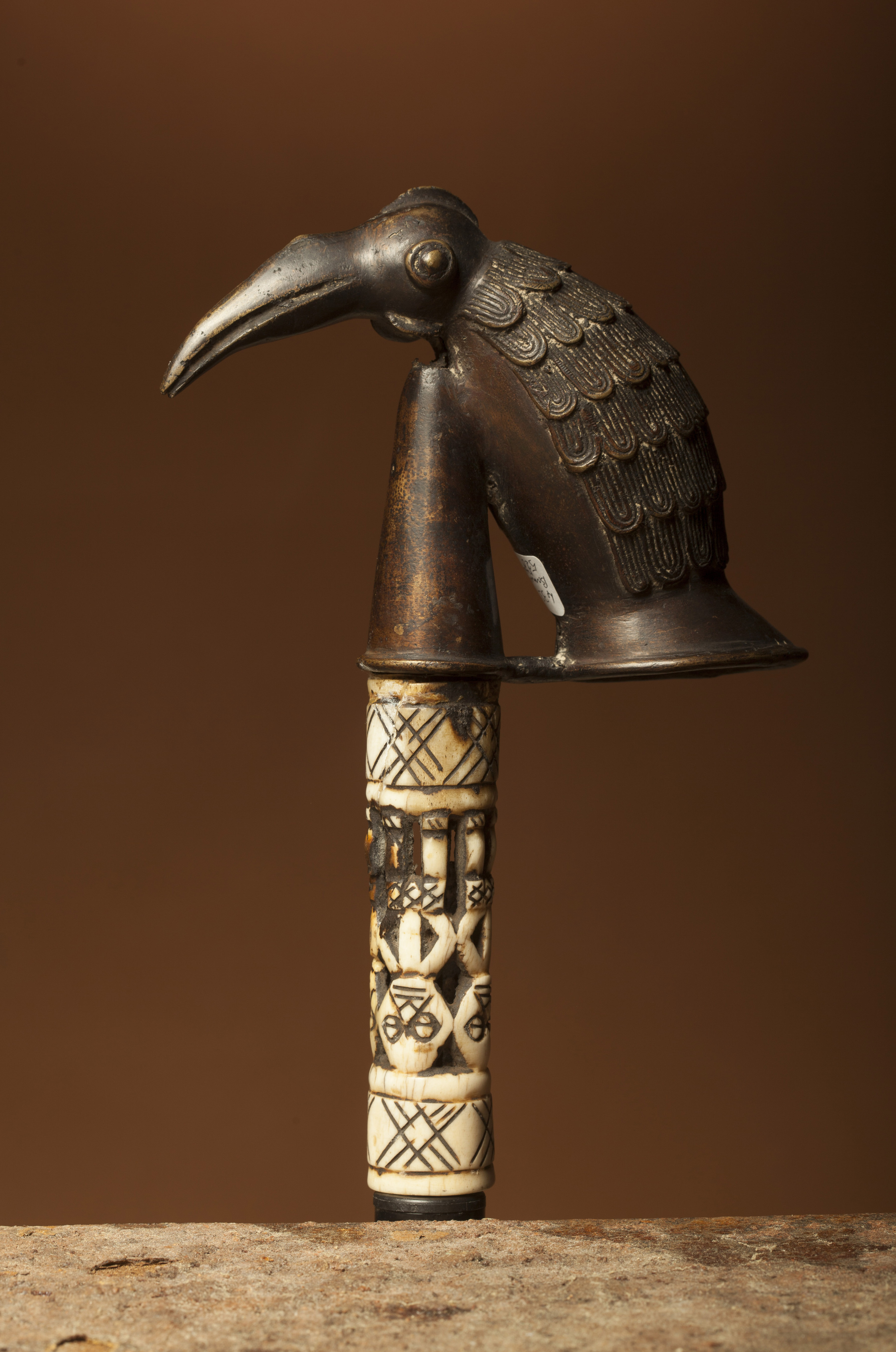  Iv.  Bamun    (pipe), d`afrique : Cameroun., statuette  Iv.  Bamun    (pipe), masque ancien africain  Iv.  Bamun    (pipe), art du Cameroun. - Art Africain, collection privées Belgique. Statue africaine de la tribu des  Iv.  Bamun    (pipe), provenant du Cameroun., 433/52O Pipe avec le corps en bronze,et le manche sculpté en ivoire.h.t.39cm.Objet de prestige ayant appartenu à une haute personnalité Bamun.Le corps est un oiseau avec la tête vers le bas et dont le bec remonte..13,5cm. Le manche est entouré d