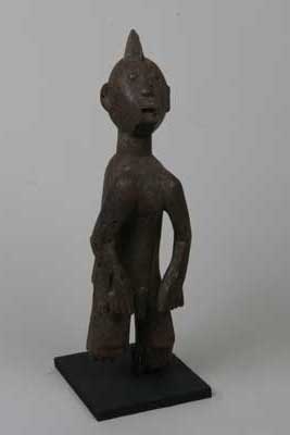 Chamba (statue), d`afrique : Nigéria, statuette Chamba (statue), masque ancien africain Chamba (statue), art du Nigéria - Art Africain, collection privées Belgique. Statue africaine de la tribu des Chamba (statue), provenant du Nigéria, 438/845 Figurine masculine Chamba en bois; très ancienne H.55cm.,ayant les jambes détériorées.Les Chamba sont les voisins méridionaux des Mumuye.Figurine aux bras baillants,pliés et s