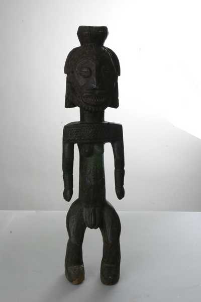 Boyo(statue), d`afrique : Rép.démoncratique du Congo., statuette Boyo(statue), masque ancien africain Boyo(statue), art du Rép.démoncratique du Congo. - Art Africain, collection privées Belgique. Statue africaine de la tribu des Boyo(statue), provenant du Rép.démoncratique du Congo., 450/68Statue fétiche Buyu,masculine H.74cm. ayant sur la tête un récipiant pouvant recevoir les produits magiques.La statue est recouverte de tukula(poudre rouge),elle même recouverte d