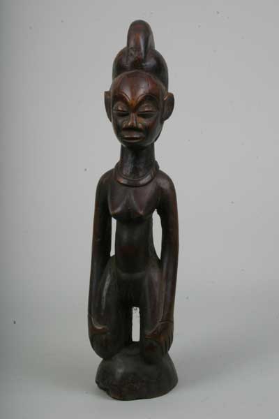 Tchokwe (statue), d`afrique : Rép.démoncratique du Congo., statuette Tchokwe (statue), masque ancien africain Tchokwe (statue), art du Rép.démoncratique du Congo. - Art Africain, collection privées Belgique. Statue africaine de la tribu des Tchokwe (statue), provenant du Rép.démoncratique du Congo., 451/358.Belle statue de femme agenouillée Tchokwé.H.59cm.Les deux mains posées sur les genoux.Une coiffure lobée.Le visage:les yeux globuleux,un nez plat,des scarifications sur les joues.Elle porte un collier.La patine rougeâtre et le pubis important laissent supposer un usage dans un autel dédié aux esprits hamba,pour un culte de fertilité.1ère moitié du 20eme sc.(Minga)

Tchokwe:Een vrouw die neergeknield zit,met haar handen op haar knieen.De haartooi is met een haarkam,haar ogen zijn bollig,ze heeft een platte neus en scarificaties in het aangezicht.Ze draagt een halsnoer.Dit beeld is waarschijnlijk verbonden aan de Hamba vruchtbaarheids cultus.De  patina is rood en de schaamlippen zijn duidelijk zichtbaar.1ste helft 20ste eeuw.
















. art,culture,masque,statue,statuette,pot,ivoire,exposition,expo,masque original,masques,statues,statuettes,pots,expositions,expo,masques originaux,collectionneur d`art,art africain,culture africaine,masque africain,statue africaine,statuette africaine,pot africain,ivoire africain,exposition africain,expo africain,masque origina africainl,masques africains,statues africaines,statuettes africaines,pots africains,expositions africaines,expo africaines,masques originaux  africains,collectionneur d`art africain