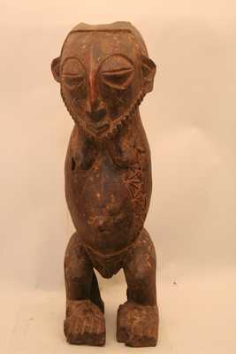 Bembe (Bassikassingo), d`afrique : Rép.démoncratique du Congo., statuette Bembe (Bassikassingo), masque ancien africain Bembe (Bassikassingo), art du Rép.démoncratique du Congo. - Art Africain, collection privées Belgique. Statue africaine de la tribu des Bembe (Bassikassingo), provenant du Rép.démoncratique du Congo., 460/860.Statue tambour Bassikassingo h.67cm. appelée MISI,reconnaissable au visage triangulaire portant une barbe les yeux globuleux et un nez triangulaire.une coiffure qui ressemble à calotte portée en arrière.Cette pièce appartenait aux membres les plus haut gradés des BWAMI.Elle représente une femme ancêtre,debout,sans bras.début du 20eme sc.Pièce exceptionelle, qui a été réparée soigneusement, ce qui démontre son importance.(Verwilghen)

Trommelbeeld Bassikasingo 67cm.h.MISI genoemd,herkenbaar aan zijn driehoekig aangezicht met een baard,bollige ogen,en driehoekige neus en het haar naar achter.Het beeld behoorde toe tot de belangrijkste leden van de Bwami.Het stelt een rechtstaande voorouder vrouw voor zonder armen.Het is hol langs binnen en dient als trommel.Uitzonderlijk beeld.begin 20ste eeuw.















. art,culture,masque,statue,statuette,pot,ivoire,exposition,expo,masque original,masques,statues,statuettes,pots,expositions,expo,masques originaux,collectionneur d`art,art africain,culture africaine,masque africain,statue africaine,statuette africaine,pot africain,ivoire africain,exposition africain,expo africain,masque origina africainl,masques africains,statues africaines,statuettes africaines,pots africains,expositions africaines,expo africaines,masques originaux  africains,collectionneur d`art africain