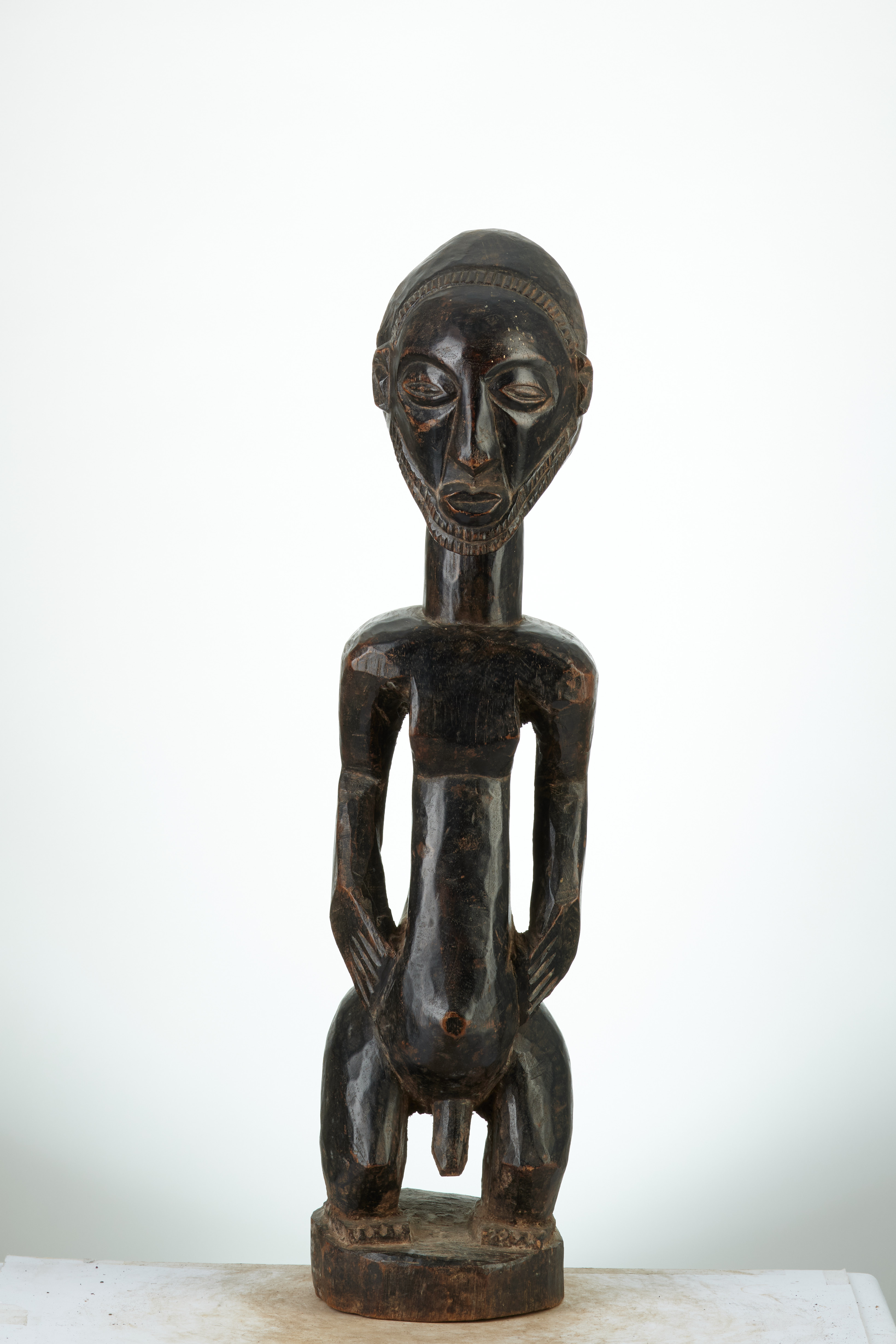 HEMBA (statue ), d`afrique : Rép.démoncratique du Congo., statuette HEMBA (statue ), masque ancien africain HEMBA (statue ), art du Rép.démoncratique du Congo. - Art Africain, collection privées Belgique. Statue africaine de la tribu des HEMBA (statue ), provenant du Rép.démoncratique du Congo., 463/280.Ancêtre masculin debout de style MAMBWE.Le visage en poire renversée,aux joues peu modelées, lisse.Le menton pointu avec barbe.La bouche légèrement proéminente,le nez mince,allongé. Coiffure, à deux lobes,se terminant sur le plan dorsal,par une croix.Le plan des épaules légèrement bombé ,corps d