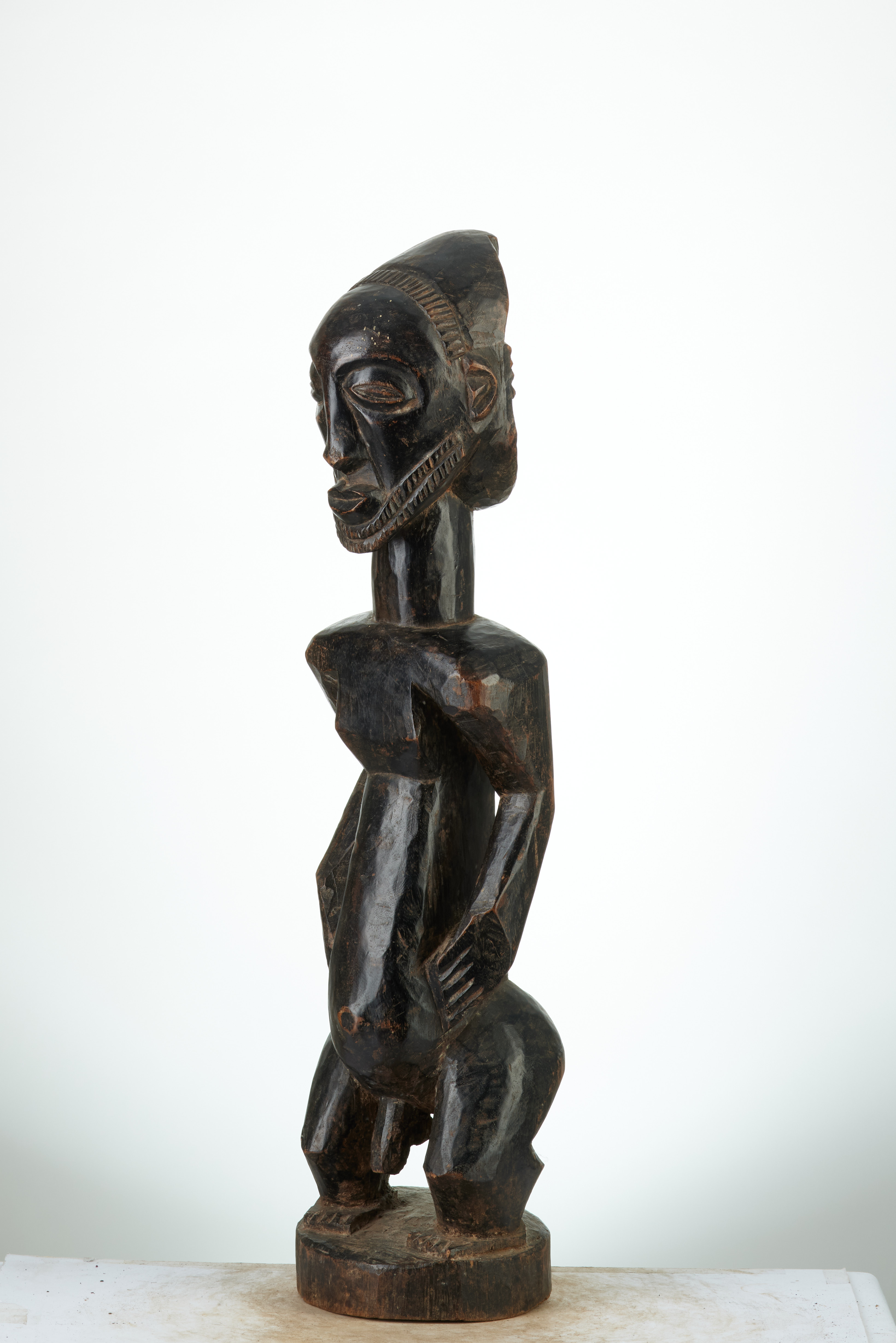 HEMBA (statue ), d`afrique : Rép.démoncratique du Congo., statuette HEMBA (statue ), masque ancien africain HEMBA (statue ), art du Rép.démoncratique du Congo. - Art Africain, collection privées Belgique. Statue africaine de la tribu des HEMBA (statue ), provenant du Rép.démoncratique du Congo., 463/280.Ancêtre masculin debout de style MAMBWE.Le visage en poire renversée,aux joues peu modelées, lisse.Le menton pointu avec barbe.La bouche légèrement proéminente,le nez mince,allongé. Coiffure, à deux lobes,se terminant sur le plan dorsal,par une croix.Le plan des épaules légèrement bombé ,corps d