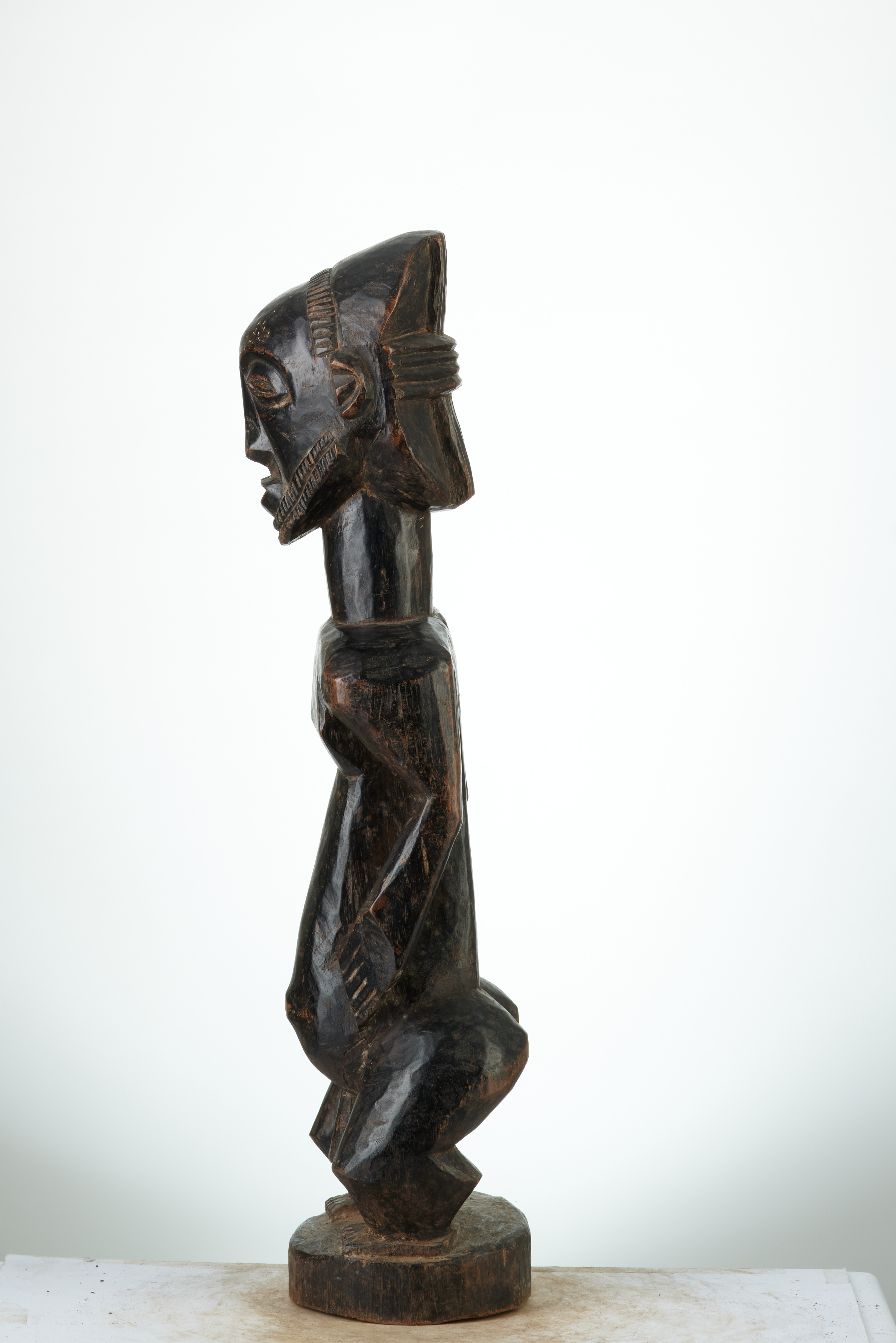 HEMBA (statue ), d`afrique : Rép.démoncratique du Congo., statuette HEMBA (statue ), masque ancien africain HEMBA (statue ), art du Rép.démoncratique du Congo. - Art Africain, collection privées Belgique. Statue africaine de la tribu des HEMBA (statue ), provenant du Rép.démoncratique du Congo., 463/280.Ancêtre masculin debout de style MAMBWE.Le visage en poire renversée,aux joues peu modelées, lisse.Le menton pointu avec barbe.La bouche légèrement proéminente,le nez mince,allongé. Coiffure, à deux lobes,se terminant sur le plan dorsal,par une croix.Le plan des épaules légèrement bombé ,corps d