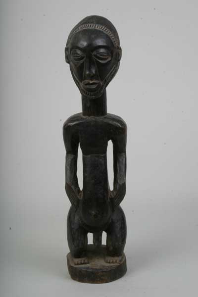 HEMBA (statue ), d`afrique : Rép.démoncratique du Congo., statuette HEMBA (statue ), masque ancien africain HEMBA (statue ), art du Rép.démoncratique du Congo. - Art Africain, collection privées Belgique. Statue africaine de la tribu des HEMBA (statue ), provenant du Rép.démoncratique du Congo., 463/280.Ancêtre masculin debout de style MAMBWE.Le visage en poire renversée,aux joues peu modelées, lisse.Le menton pointu avec barbe.La bouche légèrement proéminente,le nez mince,allongé. Coiffure, à deux lobes,se terminant sur le plan dorsal,par une croix.Le plan des épaules légèrement bombé ,corps d