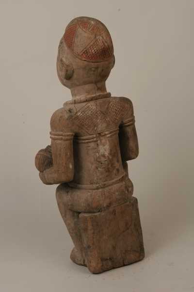 kongo(maternité), d`afrique : Rép.démoncratique du Congo., statuette kongo(maternité), masque ancien africain kongo(maternité), art du Rép.démoncratique du Congo. - Art Africain, collection privées Belgique. Statue africaine de la tribu des kongo(maternité), provenant du Rép.démoncratique du Congo., 470/871 Supperbe et très ancienne maternité PFEMBA Kongo,YOMBE (du Mayombe,région du bas-Kongo.)H.69cm. Maternité assise, allaitant son enfant.Elle porte un bonnet orné,signe d