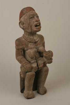 kongo(maternité), d`afrique : Rép.démoncratique du Congo., statuette kongo(maternité), masque ancien africain kongo(maternité), art du Rép.démoncratique du Congo. - Art Africain, collection privées Belgique. Statue africaine de la tribu des kongo(maternité), provenant du Rép.démoncratique du Congo., 470/871 Supperbe et très ancienne maternité PFEMBA Kongo,YOMBE (du Mayombe,région du bas-Kongo.)H.69cm. Maternité assise, allaitant son enfant.Elle porte un bonnet orné,signe d