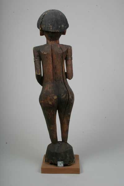 Pende (statue), d`afrique : Rép.démoncratique du Congo., statuette Pende (statue), masque ancien africain Pende (statue), art du Rép.démoncratique du Congo. - Art Africain, collection privées Belgique. Statue africaine de la tribu des Pende (statue), provenant du Rép.démoncratique du Congo., 477/531 chez les Pende,un certain nombre de chefs de terre puissants avaient le privilège de surmonter leur toit d