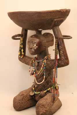 Luba..(cariatide), d`afrique : Rép.démoncratique du Congo., statuette Luba..(cariatide), masque ancien africain Luba..(cariatide), art du Rép.démoncratique du Congo. - Art Africain, collection privées Belgique. Statue africaine de la tribu des Luba..(cariatide), provenant du Rép.démoncratique du Congo., eme 48O/878.Cariatide Luba H.54cm.et diam du plateau 34cm.Attelier du maître des trois rivières.bois mi-lourd.Cet attelier trouve son inspiration dans le style de Kabongo et dans celui de Mwanza,de qui il emprunte la façon de tailler le tronc du cylindre,le recouvrant de scarifications,et dégageant la forme du thorax,des seins,des épaules, des bras ainsi que certains détails anatomiques:yeux,nez,bouche aux dents apparentes.La coiffure en couronne,la forme de la découpe décorée de losanges alternés .
.bois ,des anneaux de fer dans les poignets .Sur le visage et sur les seins il y a des punaises,qui ont probablement été ajoutés plus tard,comme scarification.La cariatide a une vieille patine foncée.Les jambes sont complètement repliées.Fin 19eme sc.; début du 20eme sc.
 (Verwilghen)

Luba cariatide 54cm.h.;de schaal 34cm.diam. Meesterwerk van het attelier van de meester der drie stromen.Deze attelier is beinvloed door de Kabongo en door de Mwanza stijl.De manier van de cylinderromp te bewerken,de borst,de schouder en het gezicht in  waarde 
te stellen,vol met scarificaties.De haartooi in vorm van een kroon, versierd met ruittekeningen.In de polsen zitten ijzere ringen.De benen zijn volledig geplooid.Einde 19de,begin 20ste eeuw.














. art,culture,masque,statue,statuette,pot,ivoire,exposition,expo,masque original,masques,statues,statuettes,pots,expositions,expo,masques originaux,collectionneur d`art,art africain,culture africaine,masque africain,statue africaine,statuette africaine,pot africain,ivoire africain,exposition africain,expo africain,masque origina africainl,masques africains,statues africaines,statuettes africaines,pots africains,expositions africaines,expo africaines,masques originaux  africains,collectionneur d`art africain