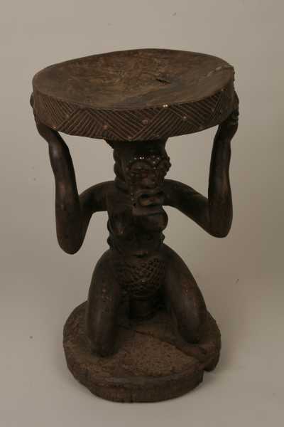 Songye (cariatide), d`afrique : Rép.démoncratique du Congo., statuette Songye (cariatide), masque ancien africain Songye (cariatide), art du Rép.démoncratique du Congo. - Art Africain, collection privées Belgique. Statue africaine de la tribu des Songye (cariatide), provenant du Rép.démoncratique du Congo., 484/880.Ancienne cariatide Songye:H.62cm.le
diam.du plateau 35cm.La tête et le cou annelé sont du style de la région de la Lubefu et du Lomami.La coiffure est faite de
losanges,la bouche forme un huit horizotal,
les scarifications du visage sont faites avec des punaises.Le corps de la femme est
légèrement levé et les bras soutiennent le plateau.Elle a les seins fort développés et
a des scarifications en gros relief sur le corps.Bois ,vieille patine foncée,punaises.
19eme sc.,début du 20eme sc.(Verwilghen)

Luba:Oude kariatide stoel 62cm.h.Het zitvlak 35cm.diam.Het hoofd en de geringde hals gelijken op de stijl uit de streek van 
Lomani en Lubefu.De haartooi is versierd met ruitjes,de mond heeft een horizontale 8 vorm.De scarificaties in het aangezicht zijn met spijkers gemaakt.Het lichaam van de vrouw is lichtjes opgeheven en met beide handen houdt ze de schaal vast.Ze heeft zware borsten en de scarificaties komen goed uit.1ste helft 20ste eeuw.





. art,culture,masque,statue,statuette,pot,ivoire,exposition,expo,masque original,masques,statues,statuettes,pots,expositions,expo,masques originaux,collectionneur d`art,art africain,culture africaine,masque africain,statue africaine,statuette africaine,pot africain,ivoire africain,exposition africain,expo africain,masque origina africainl,masques africains,statues africaines,statuettes africaines,pots africains,expositions africaines,expo africaines,masques originaux  africains,collectionneur d`art africain