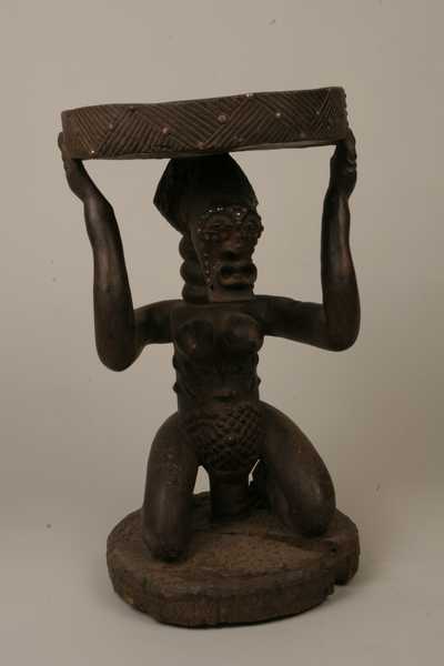 Songye (cariatide), d`afrique : Rép.démoncratique du Congo., statuette Songye (cariatide), masque ancien africain Songye (cariatide), art du Rép.démoncratique du Congo. - Art Africain, collection privées Belgique. Statue africaine de la tribu des Songye (cariatide), provenant du Rép.démoncratique du Congo., 484/880.Ancienne cariatide Songye:H.62cm.le
diam.du plateau 35cm.La tête et le cou annelé sont du style de la région de la Lubefu et du Lomami.La coiffure est faite de
losanges,la bouche forme un huit horizotal,
les scarifications du visage sont faites avec des punaises.Le corps de la femme est
légèrement levé et les bras soutiennent le plateau.Elle a les seins fort développés et
a des scarifications en gros relief sur le corps.Bois ,vieille patine foncée,punaises.
19eme sc.,début du 20eme sc.(Verwilghen)

Luba:Oude kariatide stoel 62cm.h.Het zitvlak 35cm.diam.Het hoofd en de geringde hals gelijken op de stijl uit de streek van 
Lomani en Lubefu.De haartooi is versierd met ruitjes,de mond heeft een horizontale 8 vorm.De scarificaties in het aangezicht zijn met spijkers gemaakt.Het lichaam van de vrouw is lichtjes opgeheven en met beide handen houdt ze de schaal vast.Ze heeft zware borsten en de scarificaties komen goed uit.1ste helft 20ste eeuw.





. art,culture,masque,statue,statuette,pot,ivoire,exposition,expo,masque original,masques,statues,statuettes,pots,expositions,expo,masques originaux,collectionneur d`art,art africain,culture africaine,masque africain,statue africaine,statuette africaine,pot africain,ivoire africain,exposition africain,expo africain,masque origina africainl,masques africains,statues africaines,statuettes africaines,pots africains,expositions africaines,expo africaines,masques originaux  africains,collectionneur d`art africain