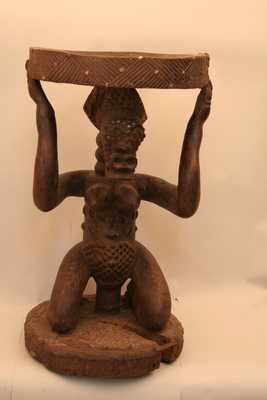 Songye (cariatide), d`afrique : Rép.démoncratique du Congo., statuette Songye (cariatide), masque ancien africain Songye (cariatide), art du Rép.démoncratique du Congo. - Art Africain, collection privées Belgique. Statue africaine de la tribu des Songye (cariatide), provenant du Rép.démoncratique du Congo., 484/880.Ancienne cariatide Songye:H.62cm.le
diam.du plateau 35cm.La tête et le cou annelé sont du style de la région de la Lubefu et du Lomami.La coiffure est faite de
losanges,la bouche forme un huit horizotal,
les scarifications du visage sont faites avec des punaises.Le corps de la femme est
légèrement levé et les bras soutiennent le plateau.Elle a les seins fort développés et
a des scarifications en gros relief sur le corps.Bois ,vieille patine foncée,punaises.
19eme sc.,début du 20eme sc.(Verwilghen)

Luba:Oude kariatide stoel 62cm.h.Het zitvlak 35cm.diam.Het hoofd en de geringde hals gelijken op de stijl uit de streek van 
Lomani en Lubefu.De haartooi is versierd met ruitjes,de mond heeft een horizontale 8 vorm.De scarificaties in het aangezicht zijn met spijkers gemaakt.Het lichaam van de vrouw is lichtjes opgeheven en met beide handen houdt ze de schaal vast.Ze heeft zware borsten en de scarificaties komen goed uit.1ste helft 20ste eeuw.





. art,culture,masque,statue,statuette,pot,ivoire,exposition,expo,masque original,masques,statues,statuettes,pots,expositions,expo,masques originaux,collectionneur d`art,art africain,culture africaine,masque africain,statue africaine,statuette africaine,pot africain,ivoire africain,exposition africain,expo africain,masque origina africainl,masques africains,statues africaines,statuettes africaines,pots africains,expositions africaines,expo africaines,masques originaux  africains,collectionneur d`art africain