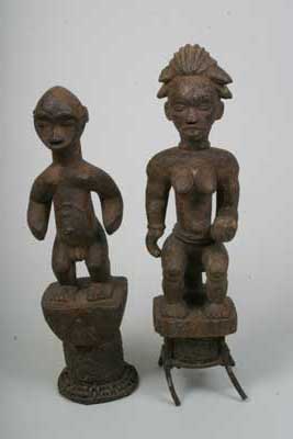 Eket.(statues), d`afrique : Nigéria., statuette Eket.(statues), masque ancien africain Eket.(statues), art du Nigéria. - Art Africain, collection privées Belgique. Statue africaine de la tribu des Eket.(statues), provenant du Nigéria., 489/536.Sommet de coiffe;h.62,5cm et 69cm. Longtemps considéré comme une sous-tribu des Ibibio,les EKET sont restés longtemps méconnus et les statues qui sont utilisés comme sommet de coiffe dans les danses OGBOM,elles sont  assez rares,surtout complet avec le panier cylindrique qui retient le sommet de coiffe sur la tête du danseur à environ 30cm.de hauteur soutenu par des tiges en rotin et décoré de raphia.Le visage et le corps du danseur sont couvert de vêtements tissés et teints en blanc,qui tombent jusqu