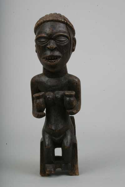 Tchokwe (statue), d`afrique : Rép.démoncratique du Congo., statuette Tchokwe (statue), masque ancien africain Tchokwe (statue), art du Rép.démoncratique du Congo. - Art Africain, collection privées Belgique. Statue africaine de la tribu des Tchokwe (statue), provenant du Rép.démoncratique du Congo., 499/363.Statue féminine Tchokwe,h.46cm.  assise sur une chaise(de style européen),et tenant deux récipiants dans les mains.bois, scarifications,patine foncée.1ère moitié du 20eme sc.La statue représente probablement la femme du chef,tenant des récipients de cuisine, cuisinant elle même, pour empêcher d