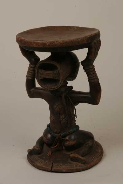 Luba.(tabouret), d`afrique : Rép.démoncratique du Congo., statuette Luba.(tabouret), masque ancien africain Luba.(tabouret), art du Rép.démoncratique du Congo. - Art Africain, collection privées Belgique. Statue africaine de la tribu des Luba.(tabouret), provenant du Rép.démoncratique du Congo., 506/901.Siège à Cariatide de L