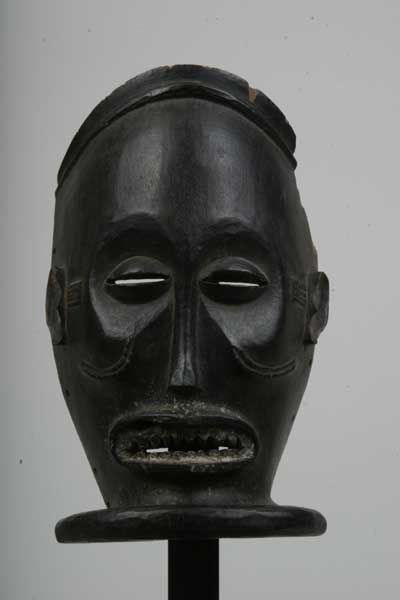 tchokwe (masque), d`afrique : Rép.démoncratique du Congo., statuette tchokwe (masque), masque ancien africain tchokwe (masque), art du Rép.démoncratique du Congo. - Art Africain, collection privées Belgique. Statue africaine de la tribu des tchokwe (masque), provenant du Rép.démoncratique du Congo., 507/364.Masque CIHONGO h.23cm.représente un homme d